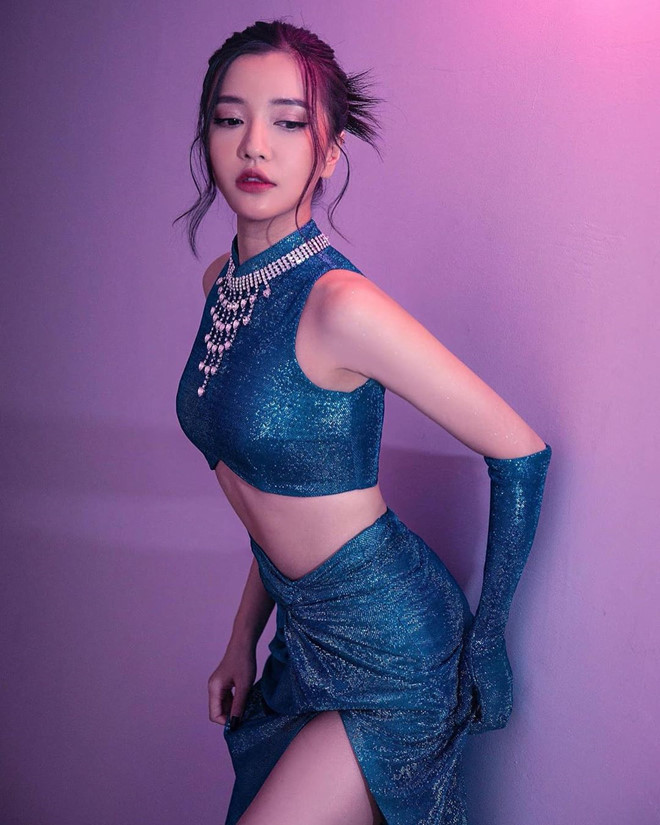 Bích Phương chuộng áo crop top, váy cúp ngực khoe đường cong cơ thể-14