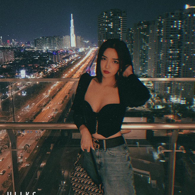 Bích Phương chuộng áo crop top, váy cúp ngực khoe đường cong cơ thể-3