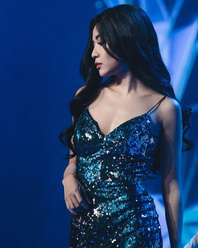 Bích Phương chuộng áo crop top, váy cúp ngực khoe đường cong cơ thể-7