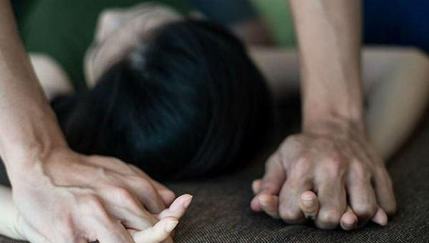 Cô gái đang nằm ngủ bị người đàn ông cùng xóm trọ sang khống chế hiếp dâm-1