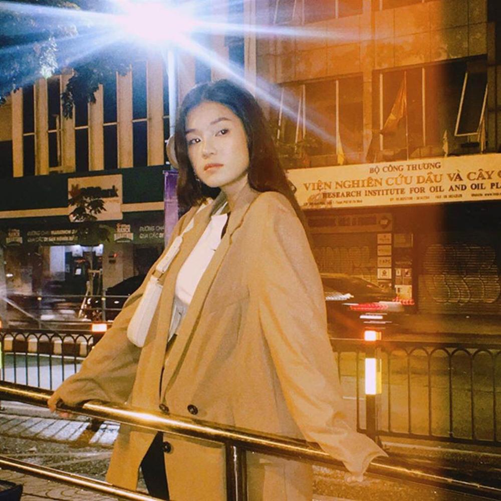 Kỳ Duyên diện mốt không nội y, Đông Nhi thả dáng với váy xẻ ngực-6