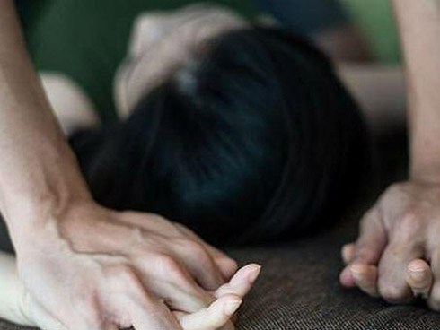 Cô gái đang nằm ngủ bị người đàn ông cùng xóm trọ sang khống chế hiếp dâm