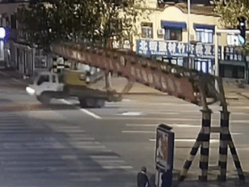 Xe tải làm rơi thanh chắn, đè nát xe con