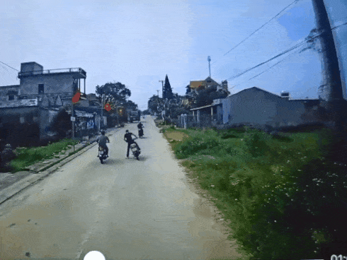 Dừng xe chắn mũi ô tô, nam thanh niên tiếp tục hành động phản cảm khiến bao người 