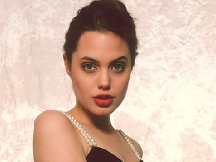 Angelina Jolie khoe thân hình gợi cảm năm 16 tuổi