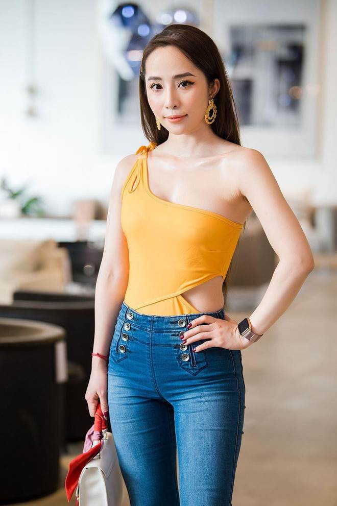 Quỳnh Nga đổi tóc mái mưa ngây thơ, nhưng nổi bật nhất vẫn là thềm ngực lấp ló gợi cảm-1