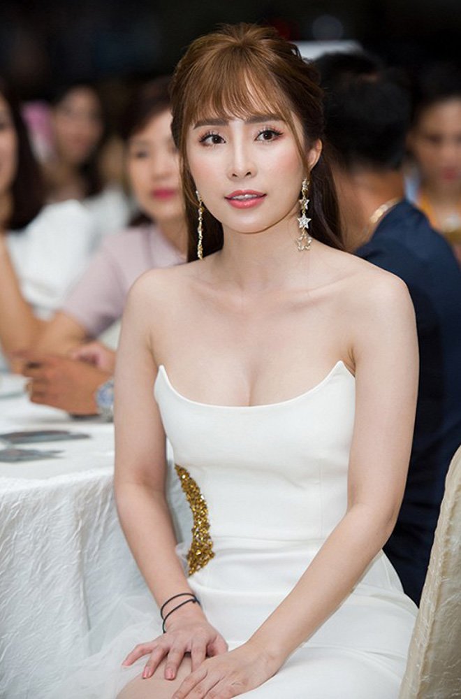 Quỳnh Nga đổi tóc mái mưa ngây thơ, nhưng nổi bật nhất vẫn là thềm ngực lấp ló gợi cảm-3