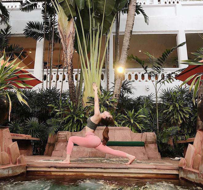 Quỳnh Nga đổi tóc mái mưa ngây thơ, nhưng nổi bật nhất vẫn là thềm ngực lấp ló gợi cảm-6