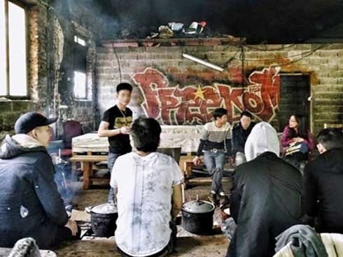 Vietnam City ở Pháp: Ban ngày nấu ăn, đêm đến nhảy xe container