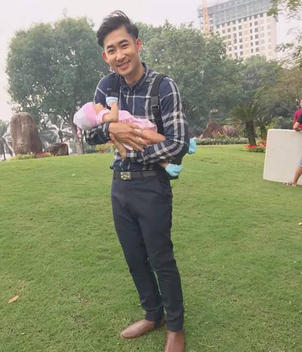 Phi công trẻ (Hoa Hồng Trên Ngực Trái) bất ngờ ẵm bồng một đứa trẻ, có lẽ nào San sắp lên hạng bỉm sữa không?-1