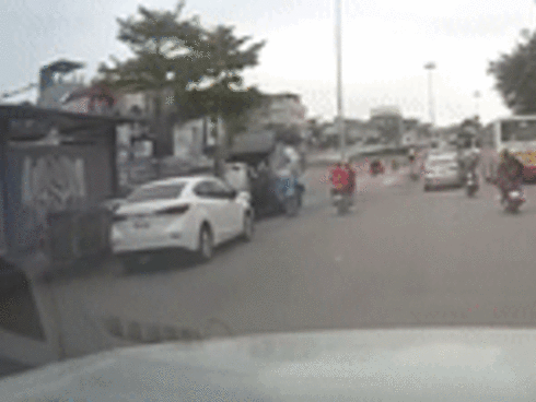 Nam thanh niên thản nhiên đứng luyện chưởng khi vừa bị ô tô đâm văng-1