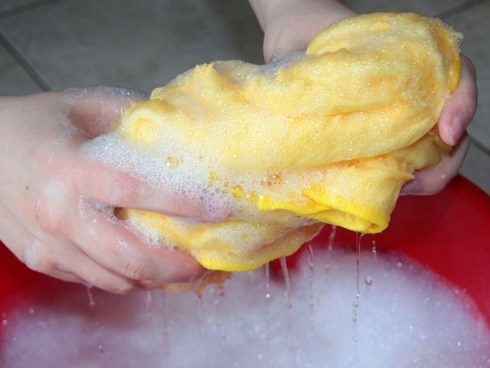 Ghê bẩn vì chồng từng ngoại tình, vợ giặt giũ điên cuồng đến mức ngủ cạnh máy giặt, đi khám mới biết đó là bệnh