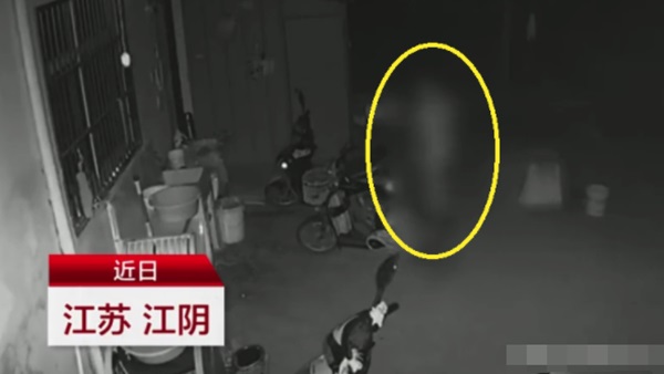 Nửa đêm tỉnh giấc vì có ai đụng vào, người phụ nữ tá hỏa phát hiện đứng bên cạnh giường là một người đàn ông lạ mặt khỏa thân-1