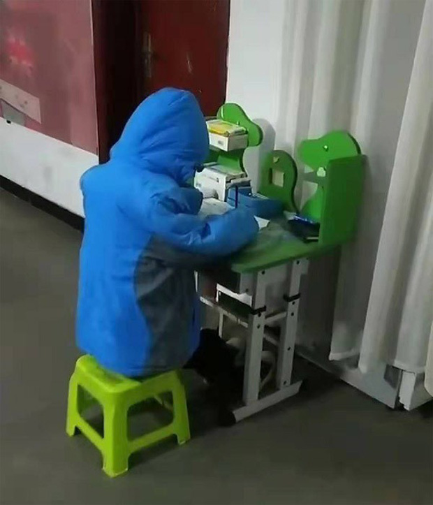 Bình thường lười biếng nhưng nay lại ngồi ngoan ngoãn làm bài tập, người bố đến xoa đầu con trai ai ngờ nhận lấy cú lừa đầy ngoạn mục-1