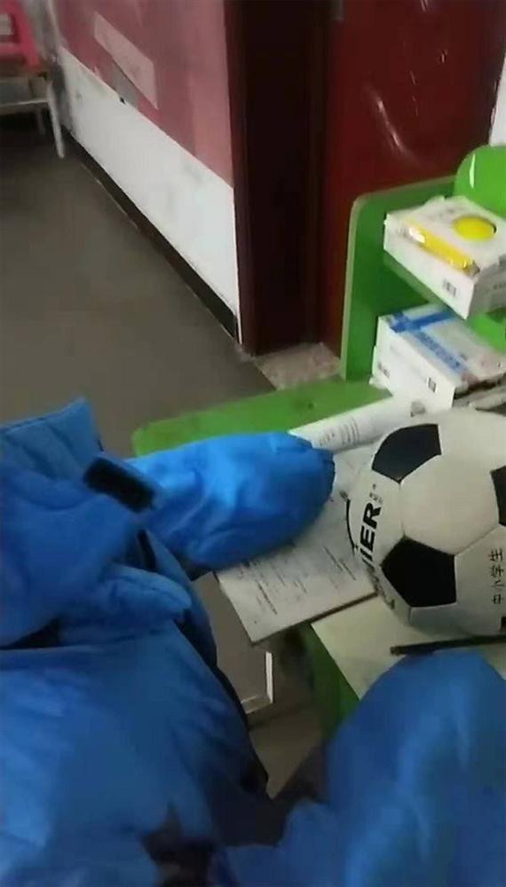 Bình thường lười biếng nhưng nay lại ngồi ngoan ngoãn làm bài tập, người bố đến xoa đầu con trai ai ngờ nhận lấy cú lừa đầy ngoạn mục-2