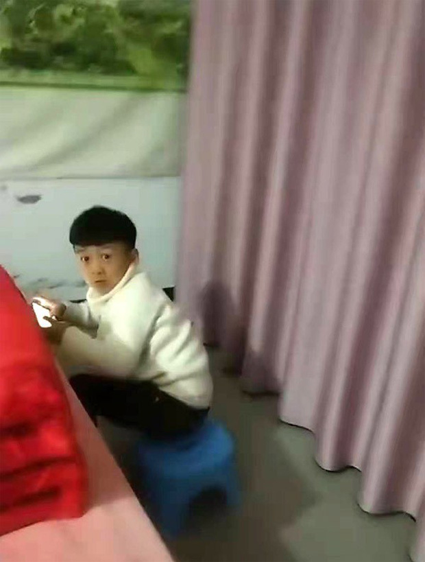 Bình thường lười biếng nhưng nay lại ngồi ngoan ngoãn làm bài tập, người bố đến xoa đầu con trai ai ngờ nhận lấy cú lừa đầy ngoạn mục-3