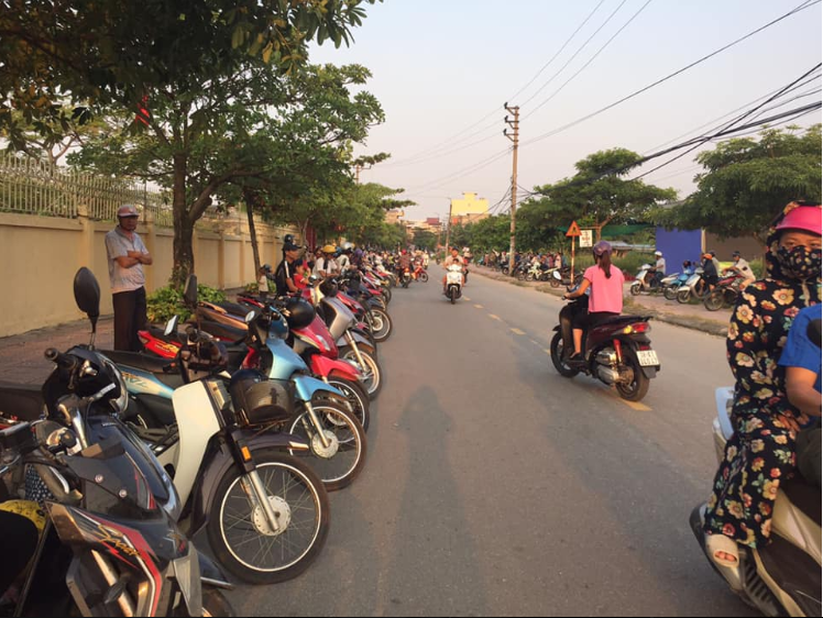 Không chỉ phụ huynh, học sinh Nam Định tan trường cũng tự giác xếp hàng đi ra khiến ai nấy xuýt xoa: Cần nhân rộng-3