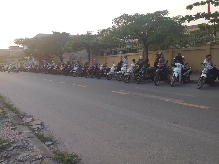 Không chỉ phụ huynh, học sinh Nam Định tan trường cũng tự giác xếp hàng đi ra khiến ai nấy xuýt xoa: Cần nhân rộng-5