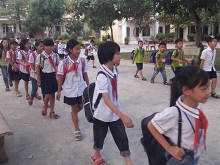 Không chỉ phụ huynh, học sinh Nam Định tan trường cũng tự giác xếp hàng đi ra khiến ai nấy xuýt xoa: 