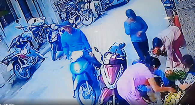 Mải mê chọn hoa quả bên đường, người phụ nữ bị trộm cậy cốp xe móc luôn túi xách mà không hề hay biết-1