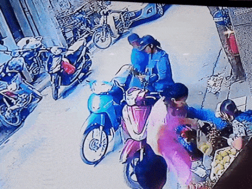 CLIP: Người phụ nữ nắm cổ con mèo, nhét vào... chỗ hiểm mang về khiến tất cả ngỡ ngàng-1