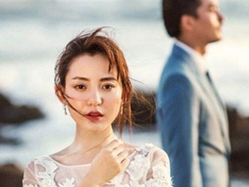 Nhận quyết định ly hôn sau 10 năm chung sống, vợ nói câu cuối trước khi rời đi, chồng liền quỳ sụp xuống xin cơ hội ngay trước cổng tòa án-3