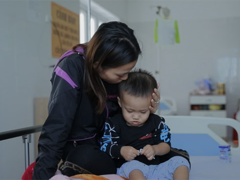 Chồng đi Anh mất liên lạc, vợ trẻ chết lặng ôm 4 con thơ cùng món nợ nửa tỷ-3