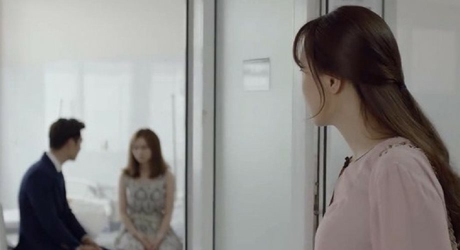 Cưu mang một cô gái nghèo, ngờ đâu nửa đêm người vợ kinh hãi phát hiện ra bấy lâu mình đã nuôi ong tay áo”-1