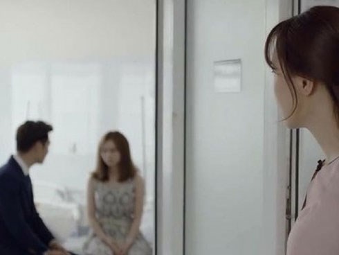 Cưu mang một cô gái nghèo, ngờ đâu nửa đêm người vợ kinh hãi phát hiện ra bấy lâu mình đã “nuôi ong tay áo”