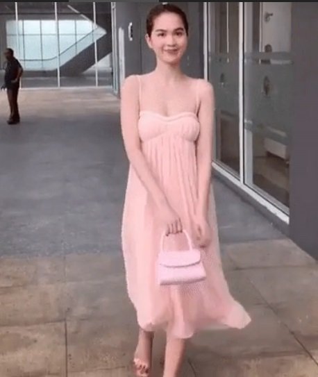 SAO MẶC XẤU: Ngọc Trinh mất điểm vì chiếc váy bầu lai váy ngủ - Miu Lê tự dìm hàng chiều cao-1