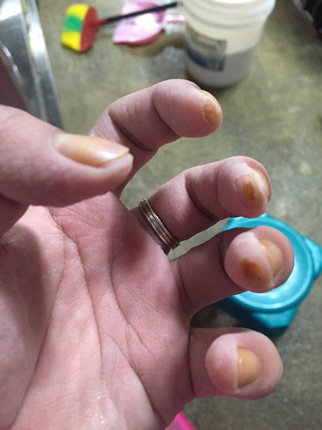 Ngày đầu đi làm thêm, sếp mắng vô dụng, khách ném hóa đơn vào mặt-3