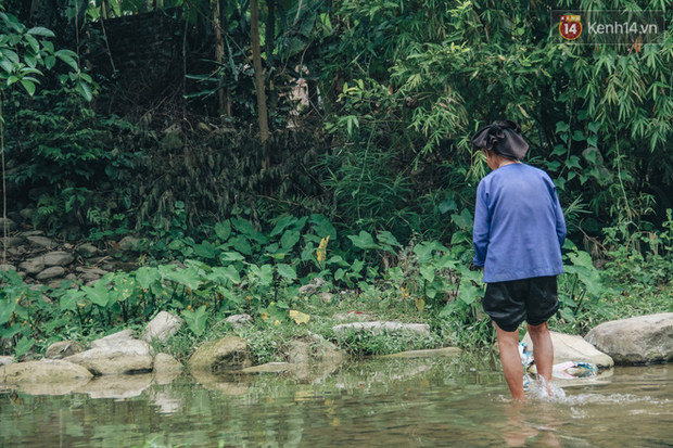 Hai mẹ con tâm thần sống như thời tiền sử” trong túp lều cao 2m không có đường vào: Thương nó lắm nhưng cũng đành chịu”-3