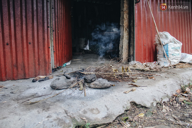 Hai mẹ con tâm thần sống như thời tiền sử” trong túp lều cao 2m không có đường vào: Thương nó lắm nhưng cũng đành chịu”-7