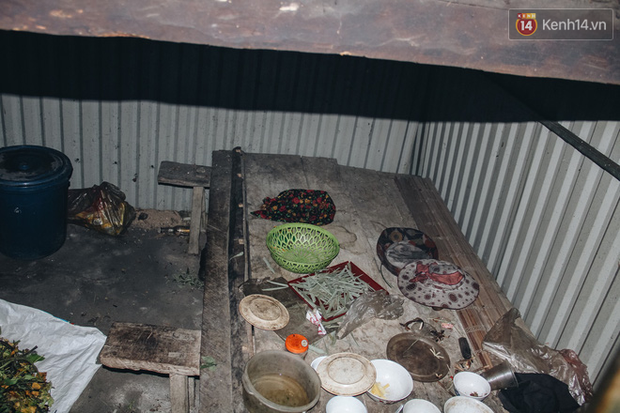 Hai mẹ con tâm thần sống như thời tiền sử” trong túp lều cao 2m không có đường vào: Thương nó lắm nhưng cũng đành chịu”-11