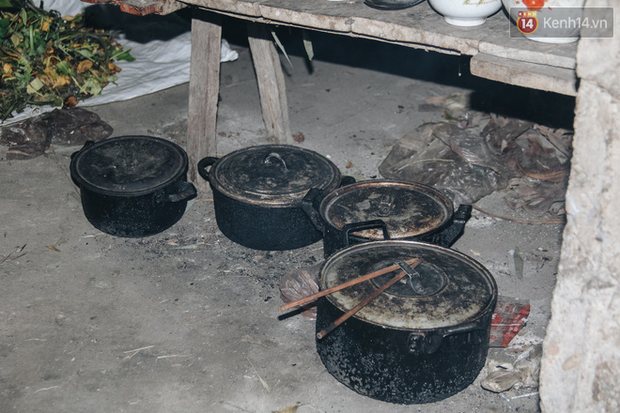 Hai mẹ con tâm thần sống như thời tiền sử” trong túp lều cao 2m không có đường vào: Thương nó lắm nhưng cũng đành chịu”-15