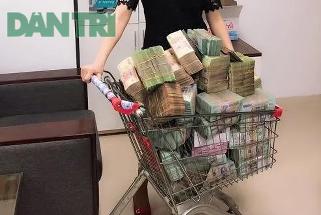 Khuân 1 hộp vàng, cõng bao tải tiền mặt đi mua căn nhà phố-1