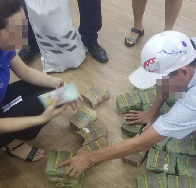 Khuân 1 hộp vàng, cõng bao tải tiền mặt đi mua căn nhà phố-2