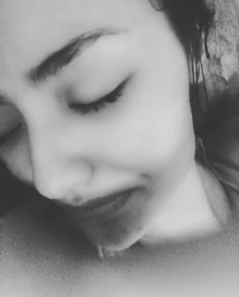 Vừa công khai hạnh phúc bên bạn trai mới, Hồng Quế khiến công chúng hoang mang khi đăng clip khóc lóc đầy ẩn ý-2