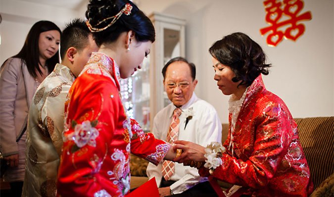 Khinh chồng tương lai nhà nghèo rách, tôi bàng hoàng giữa hôn lễ được mẹ chồng trao 5 cây vàng-2