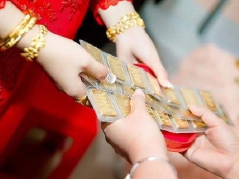 Khinh chồng tương lai nhà nghèo rách, tôi bàng hoàng giữa hôn lễ được mẹ chồng trao 5 cây vàng
