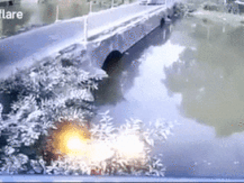 Đâm trúng xe 3 bánh, ô tô lao thẳng xuống hồ