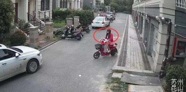 Cô gái trẻ ăn mặc gợi cảm đi trộm cắp, danh tính thật sự khiến ai cũng phải ngã ngửa-1