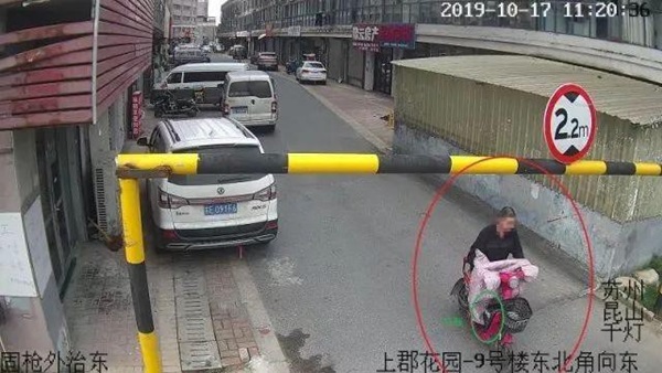 Cô gái trẻ ăn mặc gợi cảm đi trộm cắp, danh tính thật sự khiến ai cũng phải ngã ngửa-2