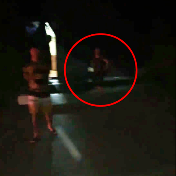 Xôn xao clip bé trai bị mẹ đánh thâm tím khắp người, lột hết quần áo rồi bắt ra giữa đường quỳ gối-3