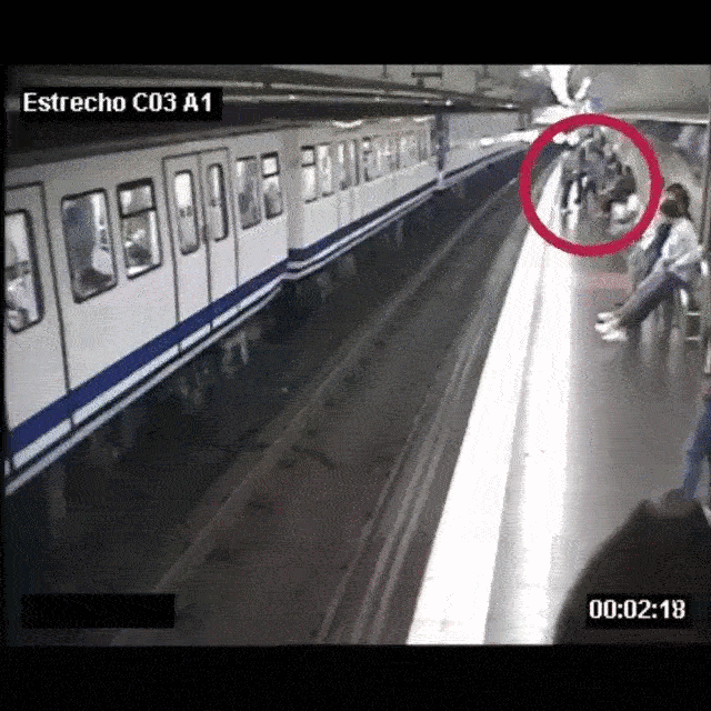 Hoảng hồn cảnh cô gái té ra ngoài đường tàu đang chạy, thủ phạm là chiếc điện thoại giết người trên tay-1