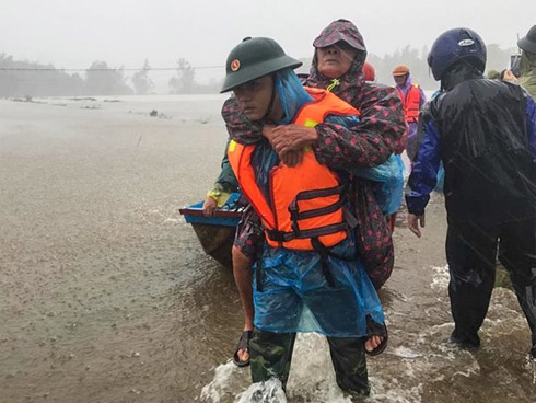 Bão số 5 suy yếu, Trung Bộ mưa lớn-3