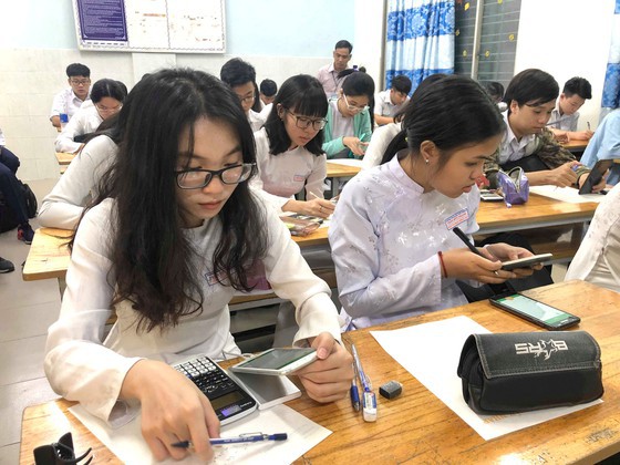 Thi trên điện thoại, máy tính: Hà Nội áp dụng ra sao?-1