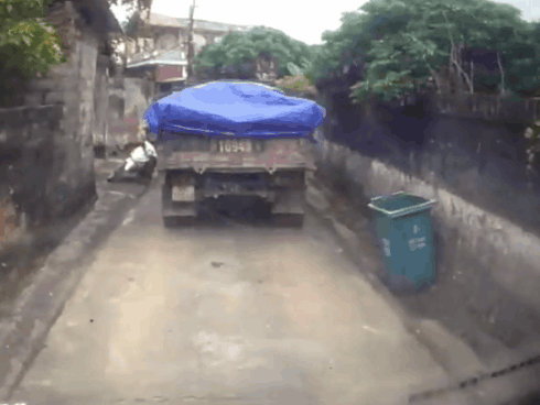 Clip: Cú ngã trước đầu xe tải của người phụ nữ khiến tài xế đi sau 