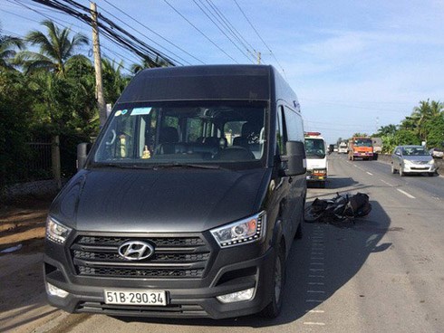 Tông vào ô tô dừng bên đường, cả gia đình bị ngã xe, 2 cha con tử vong, 2 người khác bị thương nặng