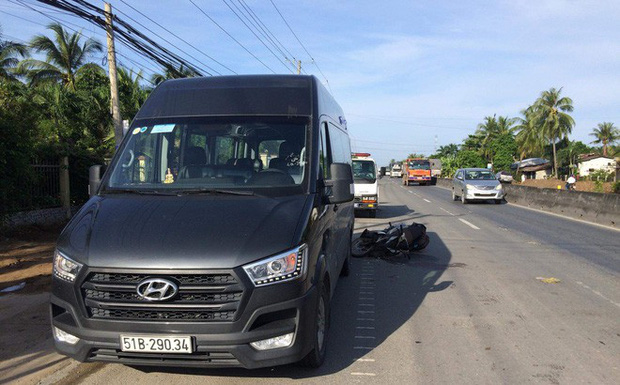 Tông vào ô tô dừng bên đường, cả gia đình bị ngã xe, 2 cha con tử vong, 2 người khác bị thương nặng-1